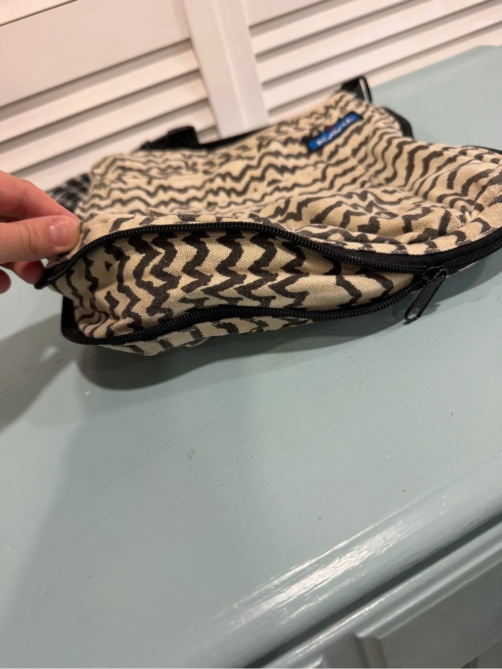 Kavu Cream and Black Wave-Pattern Crossbody Bag